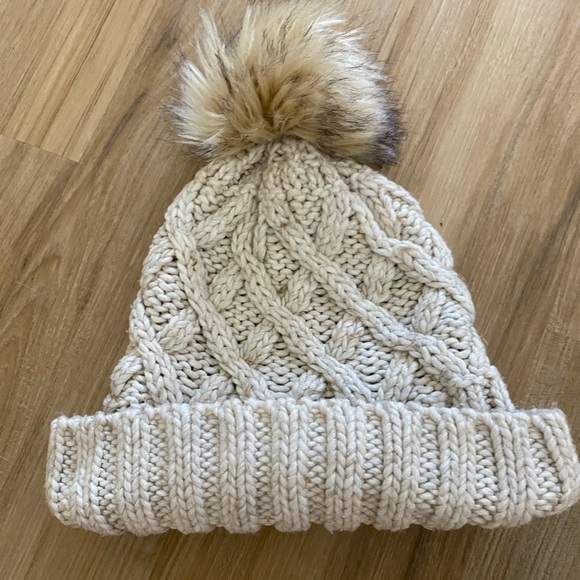 ❤️🥰Jessica Simpson Large Pom Pom Beige White Beanie Snow Hat - Picture 3 of 5